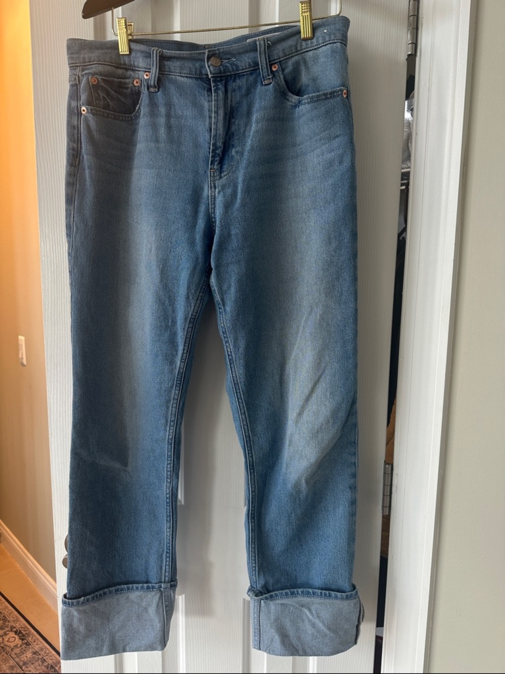 GAP Women's Mid-Rise Cuffed Straight-Leg Jeans in Light Indigo - Picture 2 of 5